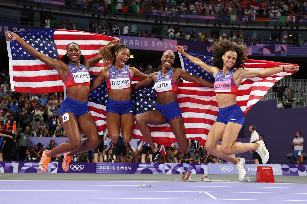 6 astonishing photos of the USA women's 4x400 relay looking like they