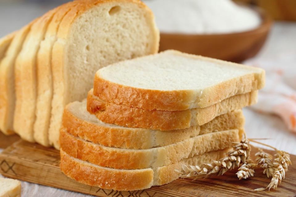 Instead of ordinary white bread, try wheat, rye, pumpernickel or other darker breads. lisa870 – stock.adobe.com