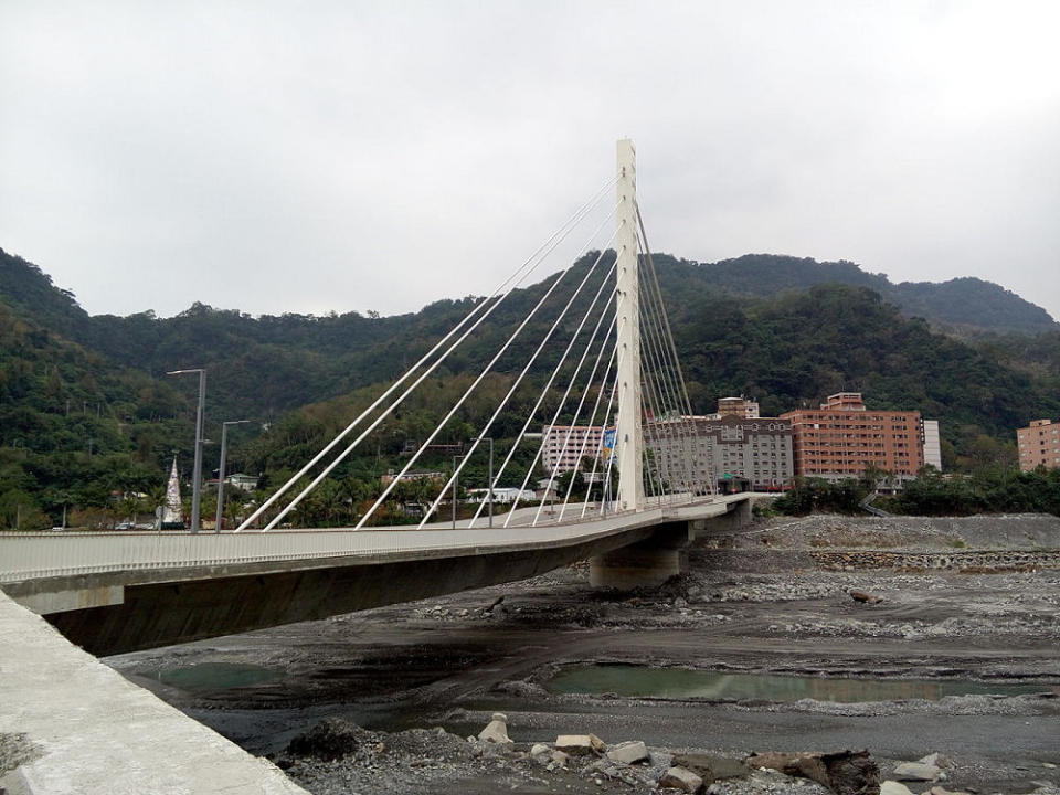 知本溫泉區勇男橋(Photo via Wikimedia, by Eric Deng, License: CC BY-SA 4.0，圖片來源：https://commons.wikimedia.org/wiki/File:Yong-Nan_Bridge02.jpg)