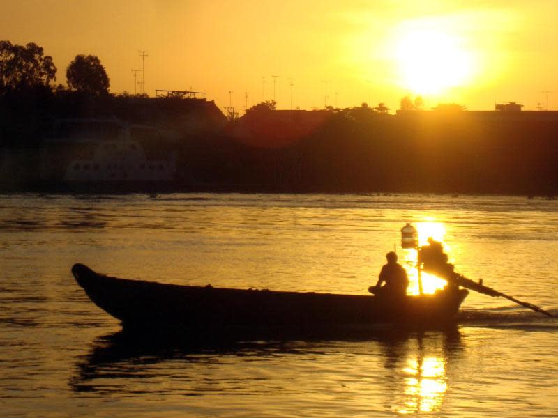 Abendstimmung auf dem Fluss: Eine Bootstour auf dem Mekong ist die entschleunigte Variante des Grenzverkehrs zwischen Vietnam und Kambodscha. Foto: Bernd Kubisch