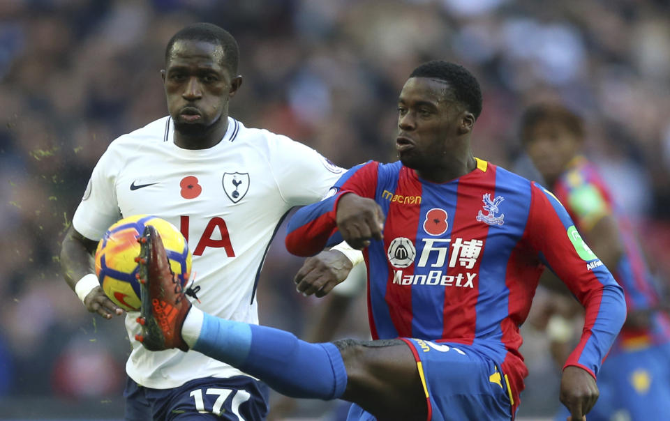 Tottenham Hotspur’s Moussa Sissoko (left) and Crystal Palace’s Jeffrey Schlupp