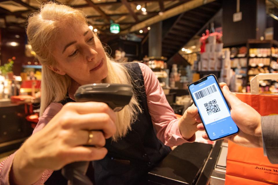 Alipay erstellt einen QR-Code, über den an der Kasse bezahlt werden kann, wie auf diesem Bild in einem Wiener Geschäft.