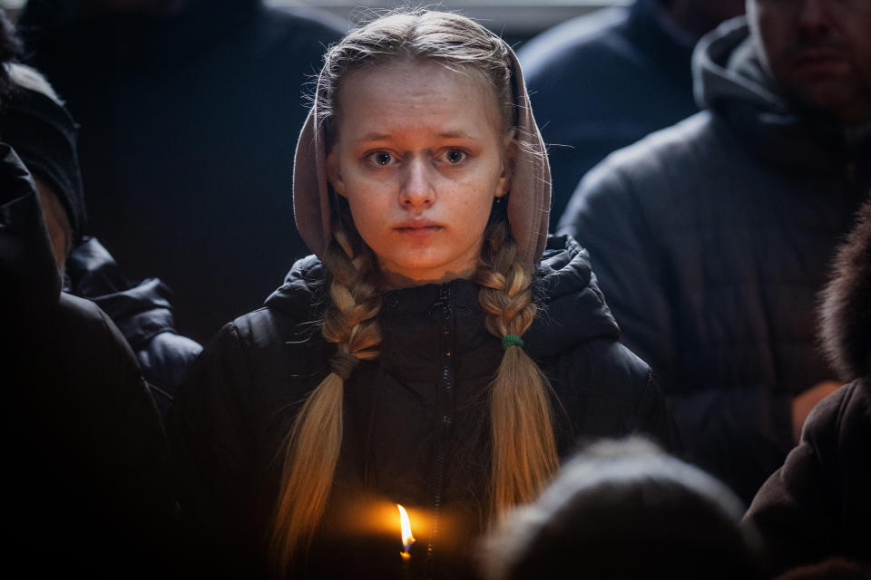 烏克蘭女孩手持火燭為保衛巴赫姆特的前線將士祈福，期盼戰事早日落幕。(畫面來源：AP)