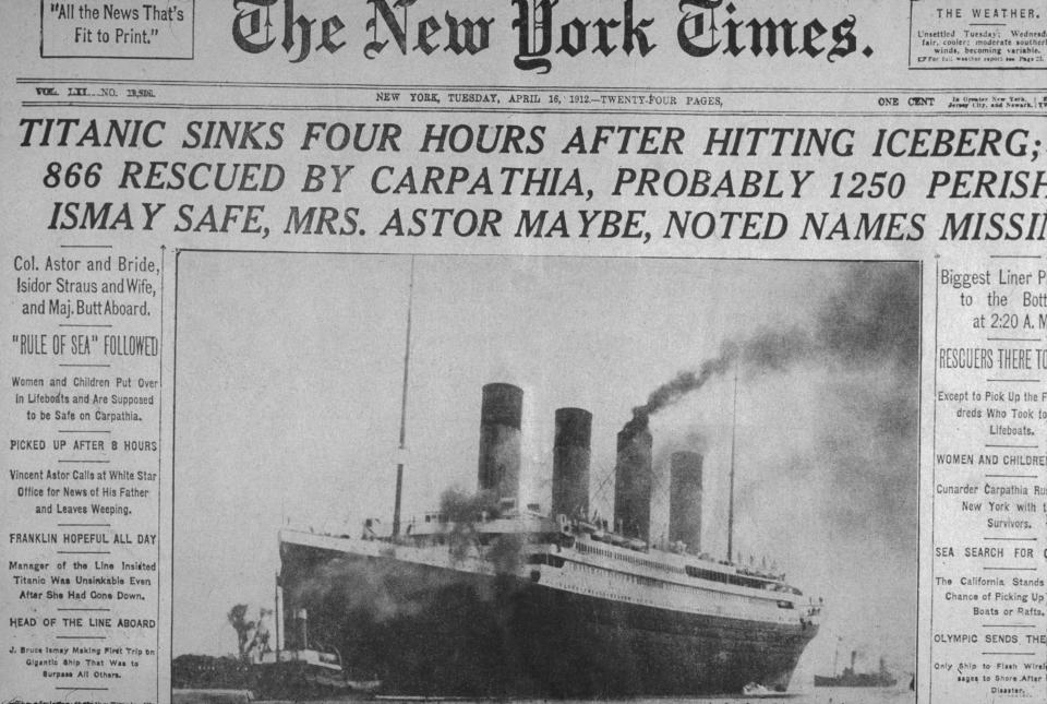 16 de abril de 1912: portada del The New York Times con titulares anunciando el hundimiento del 'Titanic'.  (Foto de Blank Archives/Getty Images)