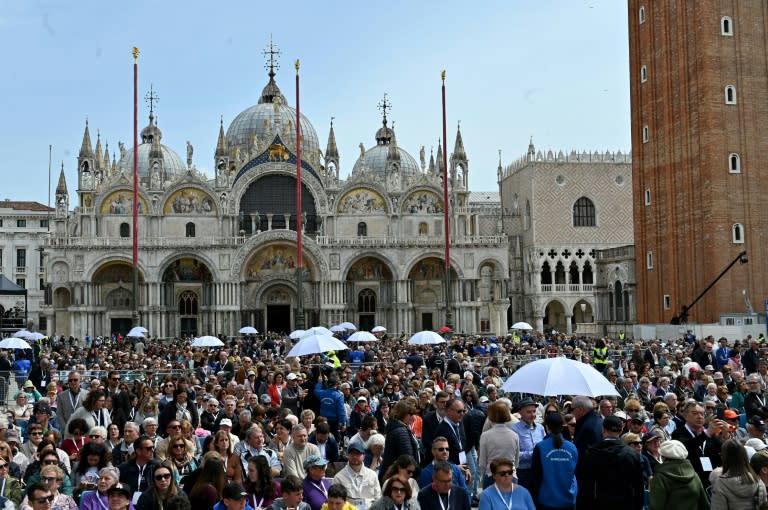 Bei seiner ersten Reise seit Monaten hat Papst Franziskus ein Frauengefängnis in Venedig besucht und anschließend eine Messe vor 10.000 Menschen auf dem Markusplatz abgehalten. (ANDREA PATTARO)