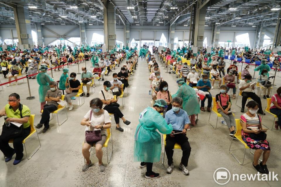 台灣疫苗施打率在政府與地方的共同配合下提升。   圖：張良一/攝