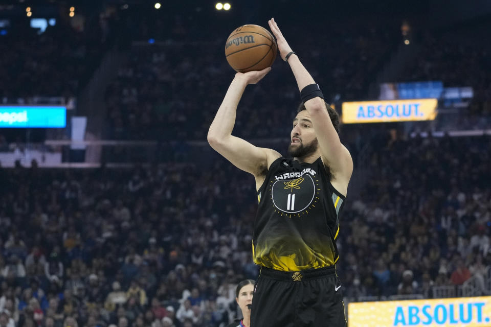 Golden State Warriors guard Klay Thompson shoots a 3-point basket against the Memphis Grizzlies during the first half of an NBA basketball game in San Francisco, Sunday, Dec. 25, 2022. (AP Photo/Godofredo A. Vásquez)