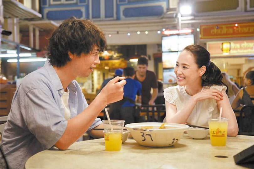 松田聖子（右）在《情牽拉麵茶》扮演旅居新加坡的美食部落客，協助齋藤工尋根。（圖／車庫娛樂提供）