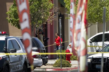 Metro Police officers stand outside a CiCi's Pizza shop after a shooting in Las Vegas June 8, 2014. REUTERS/Las Vegas Sun/Steve Marcus