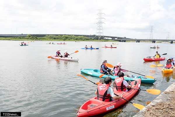 線西鄉公所在彰濱工業區線西區慶安水道河濱公園舉辦線西鄉獨木舟嘉年華活動。<br /><br />（記者方一成攝）