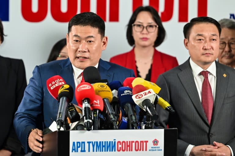 Le Premier ministre Luvsannamsrain Oyun-Erdene lors d'une conférence de presse au siège du parti au pouvoir, le 29 juin 2024 à Oulan-Bator, en Mongolie (Hector RETAMAL)