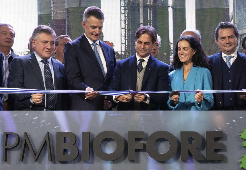 El ministro uruguayo de Industria, Omar Paganini, desde la izquierda, junto al director de UPM, Henrik Ehrnrooth, al presidente de Uruguay, Luis Lacalle Pou, y al ministro uruguayo de Economía, Azucena Arbeleche, en la inauguración de la planta de celulosa de UPM Paso de los Toros en Durazno, Uruguay, el martes 6 de junio de 2023. (AP Foto/Matilde Campodónico)