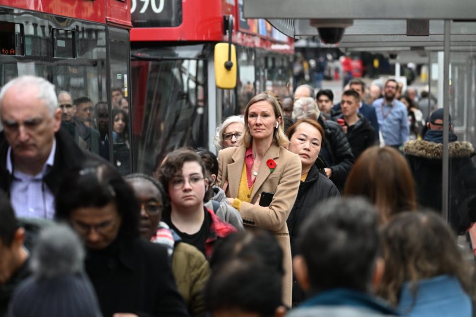 Bus queues at Victoria (Jeremy Selwyn)