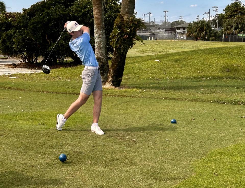 Cameron Reed de Ponte Vedra High realiza su golpe de salida en el primer hoyo del Jacksonville Beach Golf Club el 28 de septiembre en el Jax Beach Varsity Invitational.