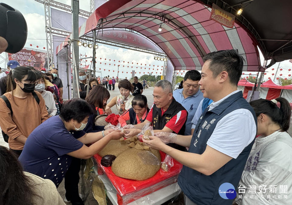 陳主委張市長陳鄉長等人都來贈信眾米糕呷平安。（記者扶小萍攝）