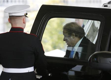 Pakistan's Prime Minister Nawaz Sharif arrives for a meeting with U.S. President Barack Obama in the Oval Office at the White House in Washington, October 23, 2013. REUTERS/Larry Downing