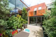 <p>“Kew House, como se conoce a esta vivienda, proporciona un espacio para vivir considerable y flexible, con detalles preciosos hechos a mano, en una de las mejores zonas de Londres”, afirmó.</p><p>“Una parte de esta elegante casa se encuentra detrás de la fachada de un establo de estilo victoriano, y consiste en dos alas que se extienden alrededor de un patio central, conectadas por un pasillo acristalado”.</p><p><b>Mark Dorman </b><br></p>