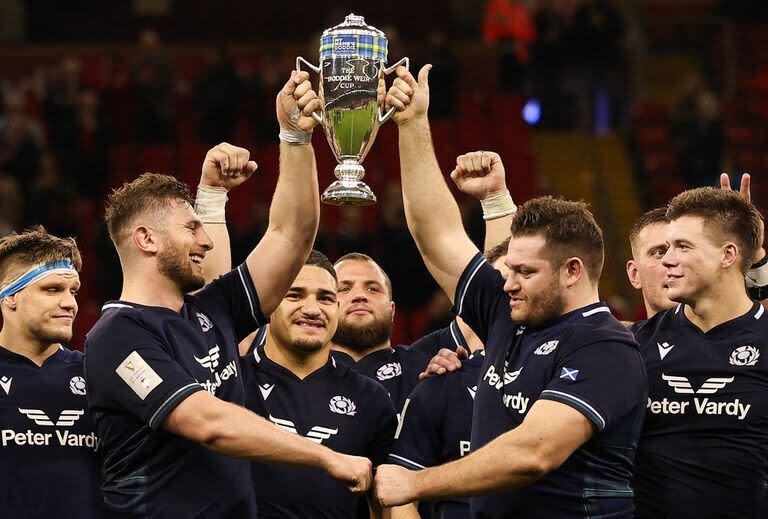 Los jugadores de Escocia festejan luego de vencer a Gales en Cardiff por 27-26 en su debut en el Seis Naciones, en Cardiff; sufrieron, porque llegar a ganar por 27-0.