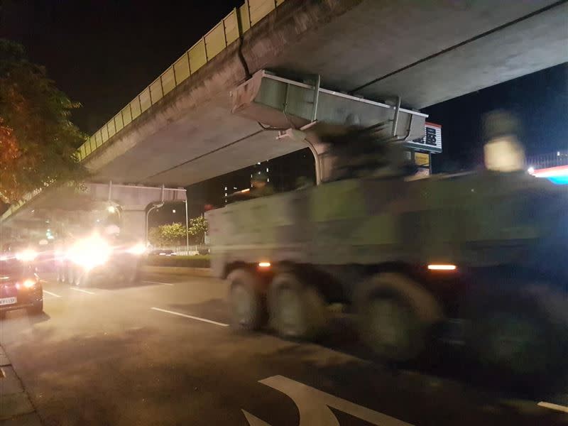 內湖市區深夜出現裝甲車疾馳上陽明山。（圖／民眾提供）