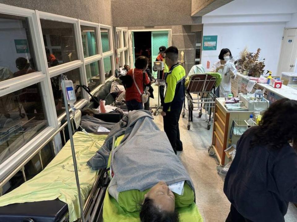 司馬庫斯賞櫻團食物中毒，1分送竹東2家醫院救治。（圖：消防局提供）