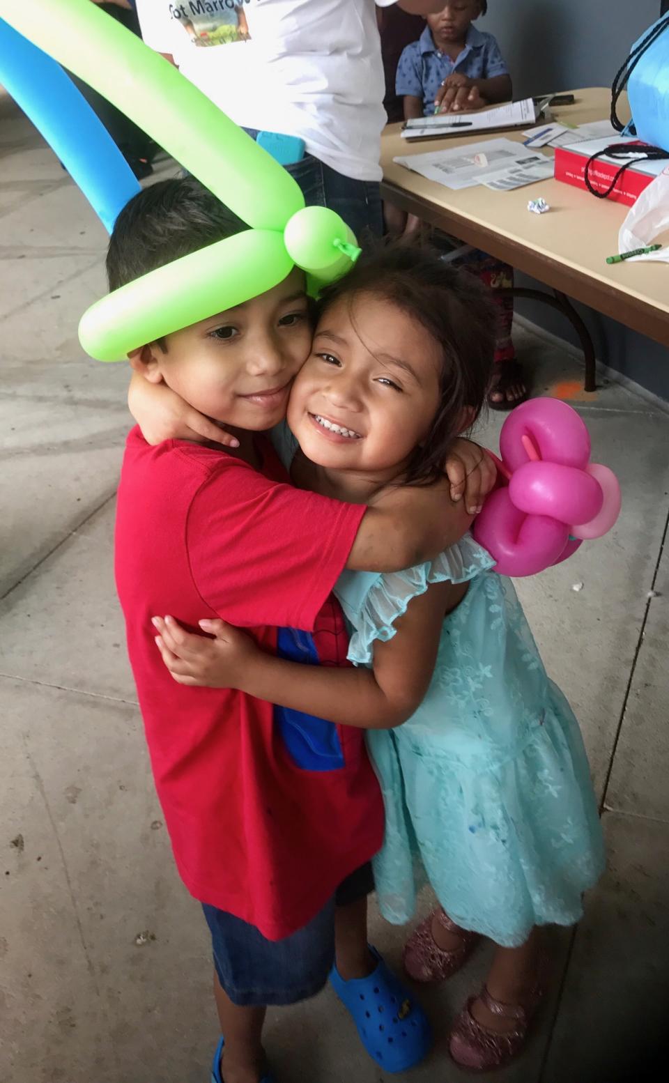 Julián Morales (6 años), abraza a su hermana Isabela (4 años). (Cortesía)