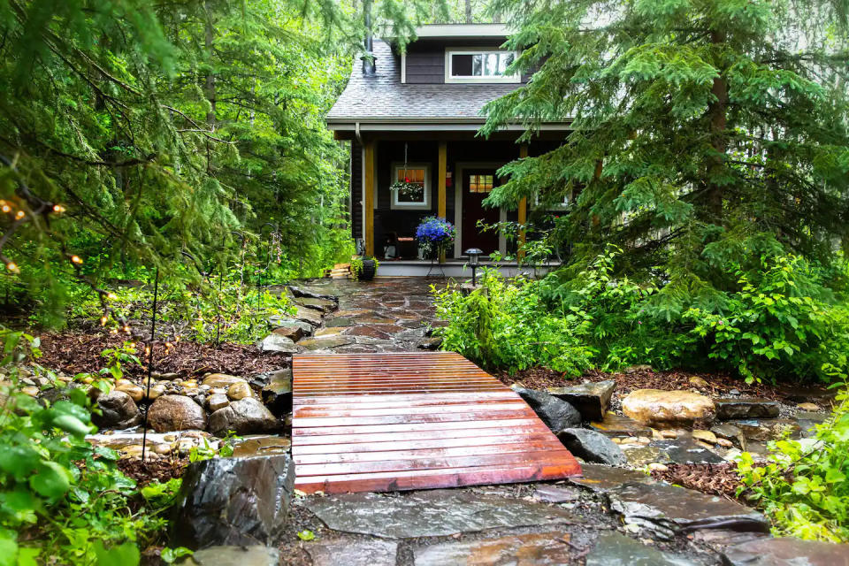 Woodsy Cabin Getaway-Four Season Paradise. Image via Airbnb