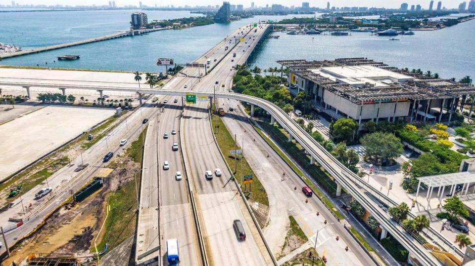 Vista hacia el este de la conexión MacArthur Causeway-I-395 donde el puente en construcción sobre Biscayne Boulevard se conectará a la SR 836, como parte del Proyecto de Diseño y Construcción de I-395/SR 836/I-95, el miércoles 3 de agosto de 2022.