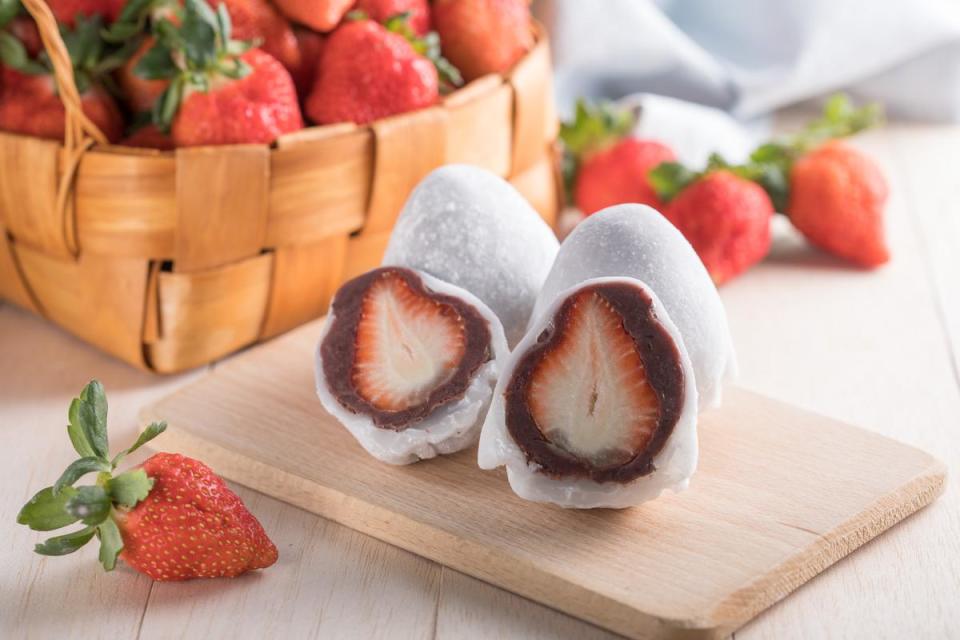 「草莓大福」是用Q彈麻糬皮，包著紅豆泥和整顆草莓，滋味酸甜綿香。（50元／顆）