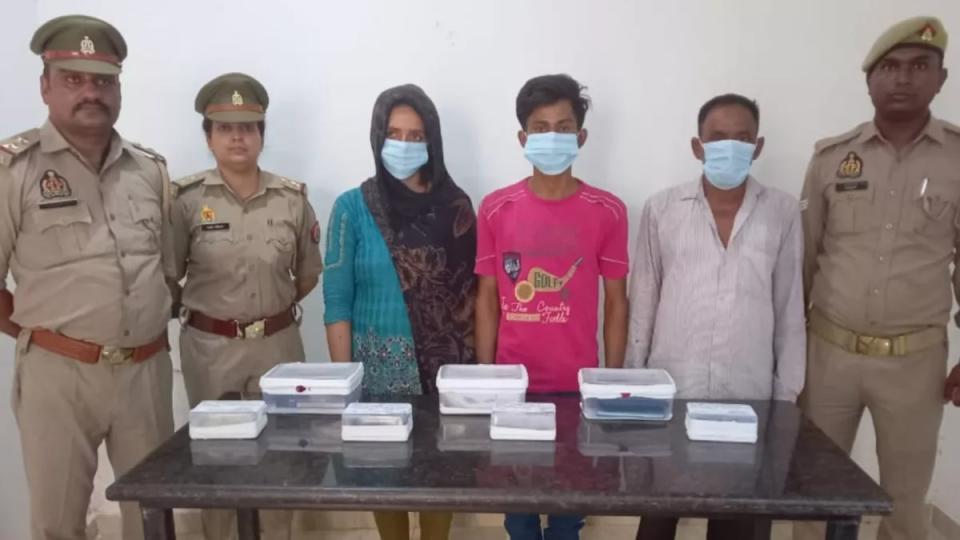 La pareja fue arrestada (Imagen: POLICE COMMISSIONERATE GAUTAM BUDDH NAGAR (Twitter))