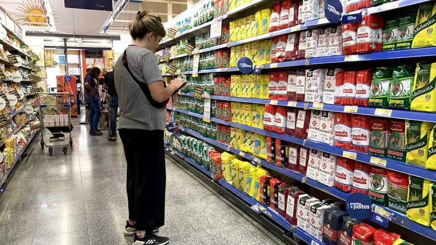 En los supermercados, muchos productos ya lucen los octógonos negros de la Ley de Etiquetado Frontal