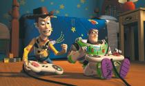 Ponto de partida da bem sucedida parceria entre Disney e Pixar nos cinemas, 'Toy Story’ (1995) apresentou personagens que nunca mais saíram da cultura pop, como o cowboy Woody e o astronauta Buzz Lightyear, que voltaram em mais duas sequências que mantiveram o nível do original. Indicado a 3 Oscars: melhor roteiro original, trilha sonora e canção. Só não levou melhor animação porque a categoria ainda não existia na época.