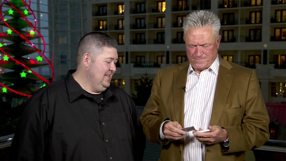 Pirates manager Clint Hurdle and a pack of 1992 Fleer. (Yahoo Sports)