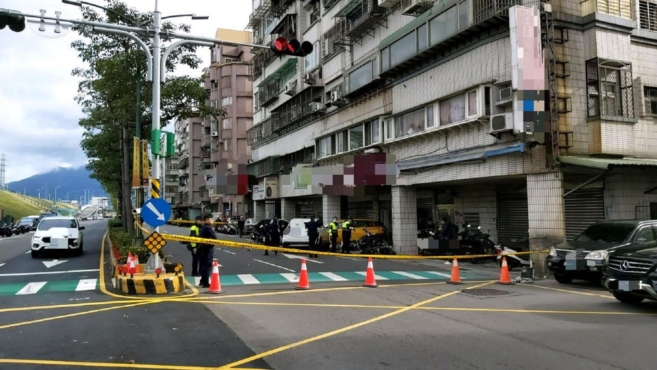 新北市蘆洲環堤大道今天上午發生自小客車和左轉機車車禍，女騎士遭撞後重傷送醫，經急救後仍宣告不治。汽車則又撞到路旁停放的車輛，駕駛受傷。警方表示，車禍原因仍待調查釐清。(翻攝照片)