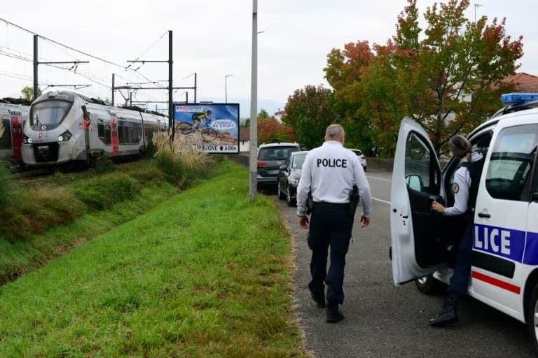 Des policiers près de la gare de Saint-Jean-de-Luz-Ciboure où trois personnes sont mortes percutées par un train, le 12 octobre 2021 - Franck LAHARRAGUE                    © 2019 AFP