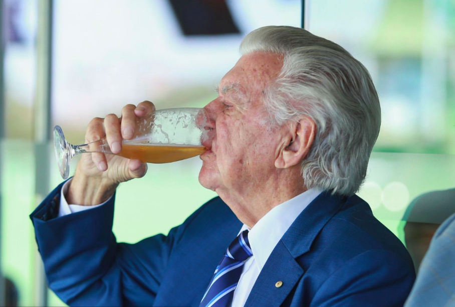 Bob Hawke, then aged 87, seeing off a beer at the Sydney Ashes Test in 2018. Source: Getty