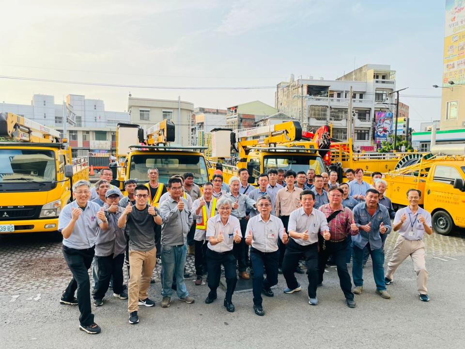 去年雲彰沿海鹽塵害造成停電，台電不分晝夜搶修，全數復電後，外縣市支援的人力終於可以回家，第一線員工臉部都卡上一層油黑。台電提供