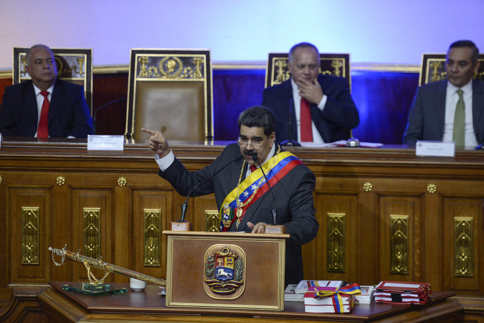 El presidente de Venezuela, Nicolás Maduro, da su discurso anual a la nación en la Asamblea Constituyente en Caracas, Venezuela, el martes 14 de enero de 2020. Detrás, en el centro, está el presidente de la Asamblea Constituyente, Diosdado Cabello. (AP Foto / Matias Delacroix)