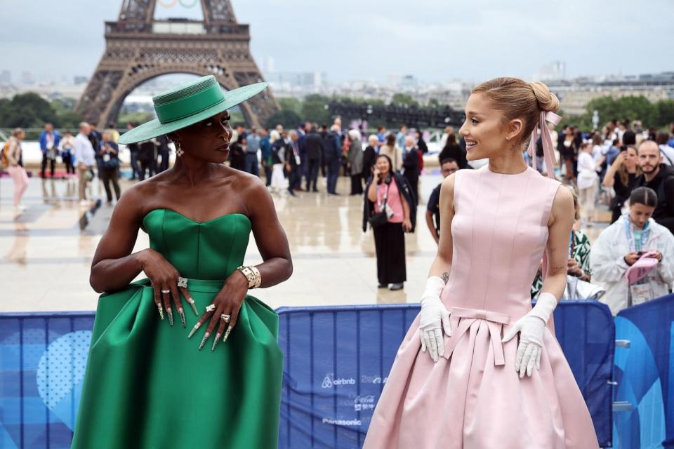 Ảnh: Cynthia Erivo và Ariana Grande đến Trocadero trước lễ khai mạc Thế vận hội Olympic Paris 2024 vào ngày 26 tháng 7 năm 2024. (Hình ảnh Christopher Petit-Tysson/PA qua Getty Images)