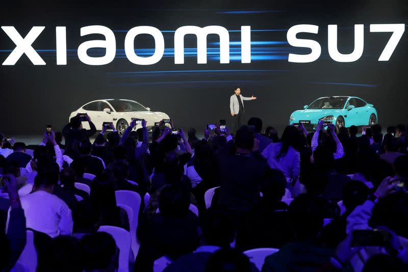 Foto de arquivo: CEO Lei Jun revela o primeiro carro elétrico da Xiaomi, o SU7, em Pequim, China