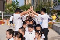 Al via in Cina il nuovo anno scolastico: solo a <strong>Wuhan</strong>, la città dove si è sviluppato il primo focolaio di coronavirus, hanno riaperto 2.842 tra asili, scuole primarie e secondarie per accogliere 1,4 milioni di studenti. Il vicedirettore dell'ufficio per l'istruzione di Wuhan ha annunciato che gli studenti delle scuole primarie e secondarie dovranno portare con sé le <strong>mascherine</strong>, ma non dovranno indossarle a scuola. A Wuhan, al momento, non ci sono casi confermati di Covid-19. (Getty Images)