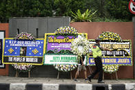 <p>In der ehemaligen britischen Kolonie Indonesien wurden vor der britischen Botschaft Blumenkränze aufgestellt. (Bild: Getty Images)</p> 