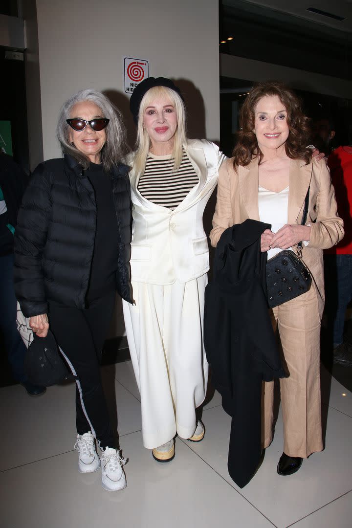 Nacha Guevara posó junto a Ana María Picchio y Leonor Benedetto; las actrices de Perdidamente que aprovecharon que no tenían función para disfrutar de este estreno. Mientras que Picchio vistió un look más deportivo, Benedetto eligió un conjunto de lino en tonos beige