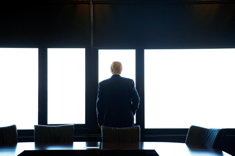 Donald Trump mira hacia el lago Michigan durante una visita al Centro Conmemorativo de Guerra del Condado de Milwaukee en Milwaukee, Wisconsin, el 16 de agosto de 2016. REUTERS / Eric Thayer TPX IMÁGENES DEL DÍA