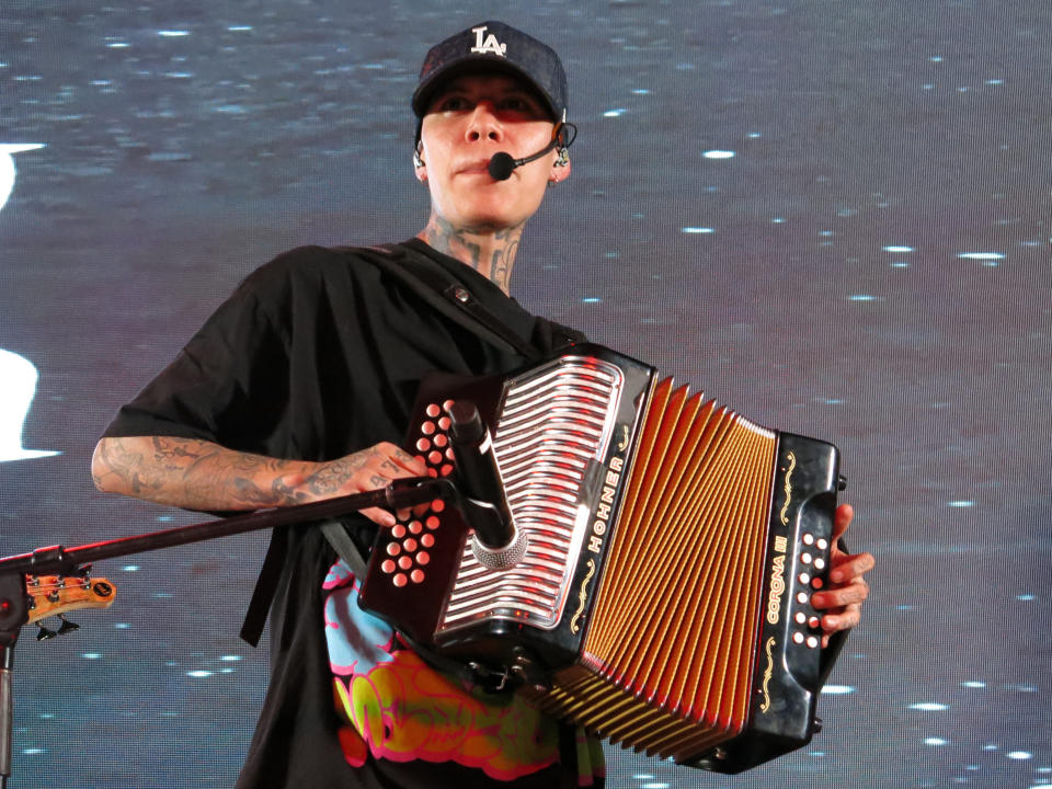 El rapero mexicano Santa Fe Klan canta en un concierto en la Ciudad de México el miércoles 27 de julio de 2022. (Foto AP/Berenice Bautista)