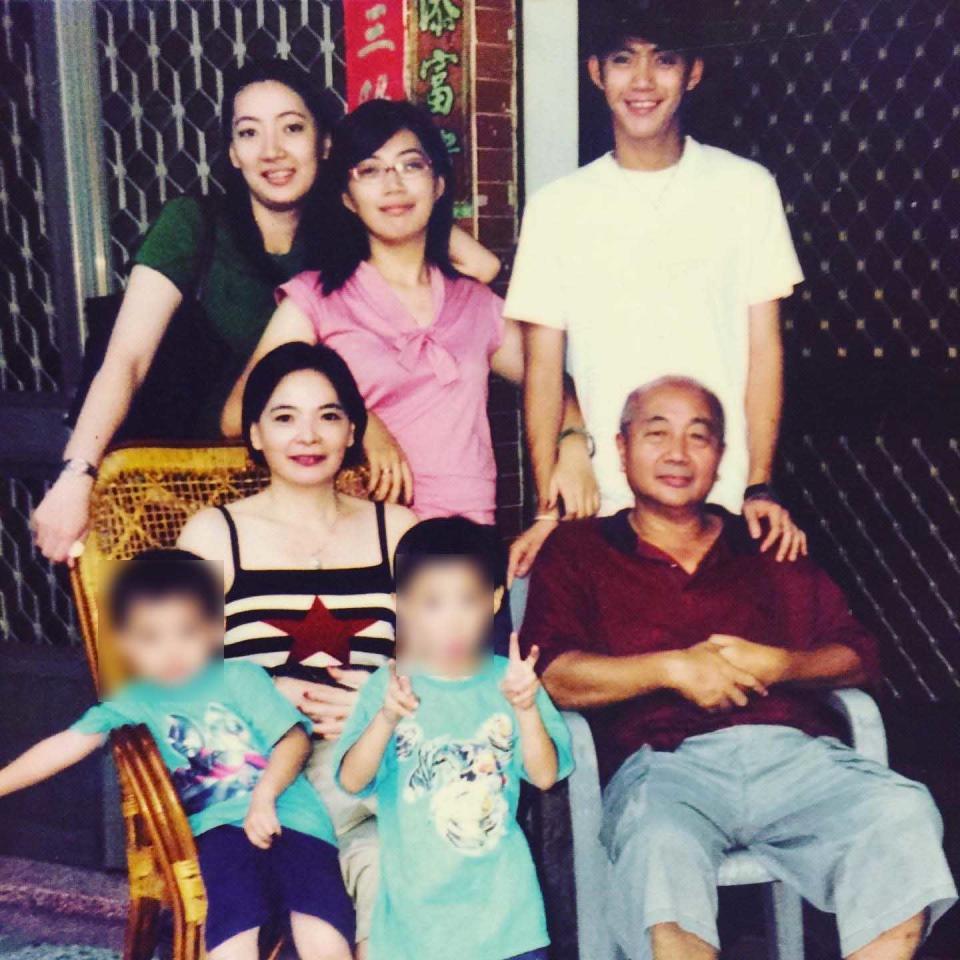 王凱貼出與家人的合照，悲喊「爸爸不痛了」。（圖／翻攝自王凱臉書）