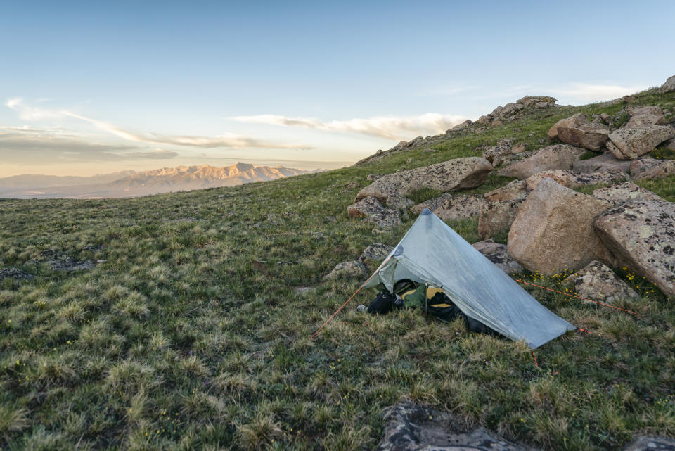 Foto referencial de una carpa en una zona montañosa de Colorado (Getty Images)