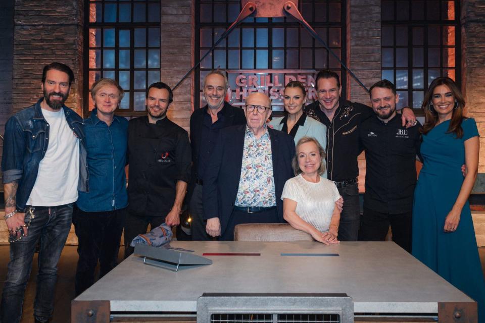 Gute Miene zum drohenden bösen Spiel: Steffen Henssler, das Juroren-Trio und die Promi-Gäste mit ihrem Koch-Coach posieren für das obligatorische Gruppenfoto. (Bild: RTL / Basti Sevastos)