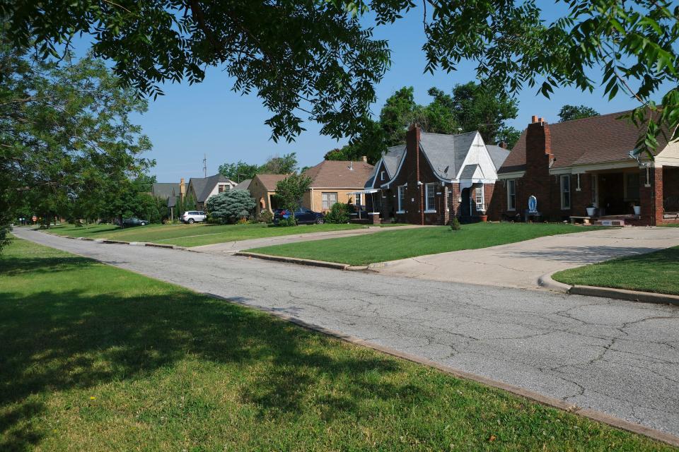 Crestwood neighborhood, bounced by NW 23 and NW 16, and May and Villa avenues, is one of dozens of neighborhoods built without sidewalks.