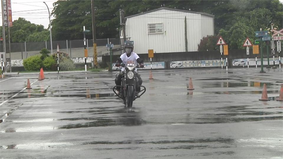 天雨路滑！機車閃前車急煞　瞬間飄移噴飛重摔