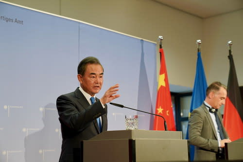 中國外交部長王毅（左起）9月訪問歐洲各國，強硬姿態惹人嫌。   圖：翻攝自中國外交部官網